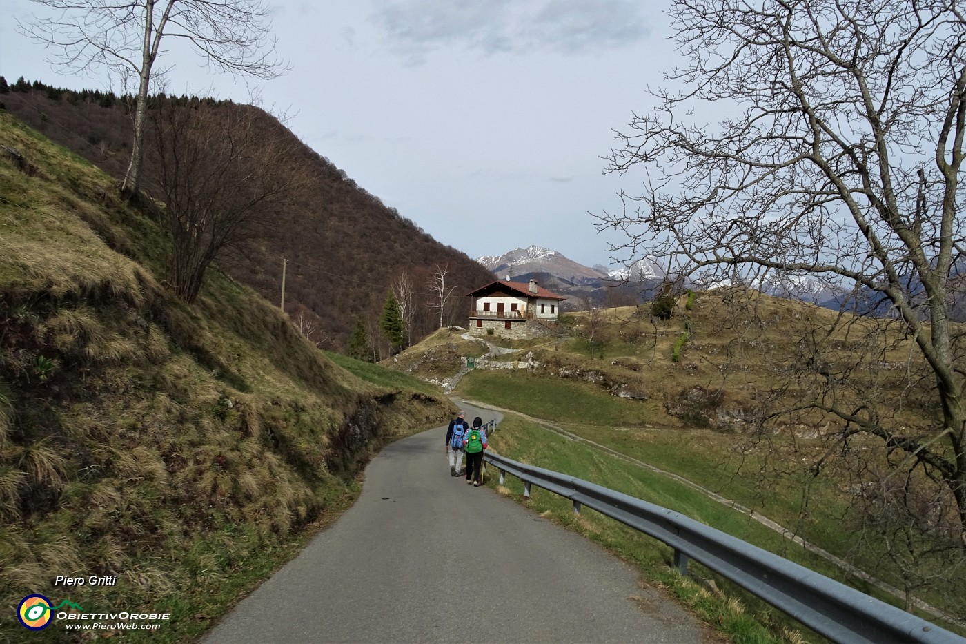 91 Scendiamo da Ca' Boffelli ad Alino sul sent. 506C.JPG